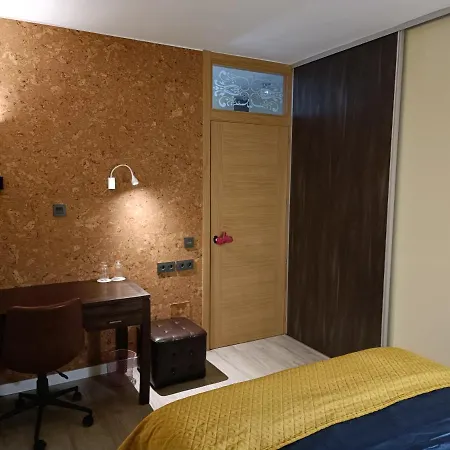 Double & Private Bathroom In Big Shared With Hosts Habitación en casa particular Andorra la Vieja